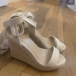 Vici lace up espadrilles cream size 5.5